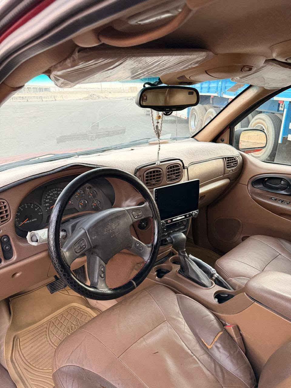 السلام عليكم للبيع سياره بلايزر 2002 LTZ وارد كوري لكوري معروف ما ينكفل من الصبغ
سنويه ورقام جدد
 كفاله  ضربه كير محرك 4200 القبق السود المرغوب
حداده تخم تاير منضومت بانزين منضومت تبريد 
كله جديد 
قبل فتره حورت الكلج مروحه شديت فانات 
صار فرق كلش حلو بيهه قلت صرف وقود 
وصارت خفيفه ونمر ذبهن بسرعه
تبريد تدفئه قطعتين ثلج 
شاشه كامره 
كشنات تدفئه تحكم كهربائي
مثبت سرعه
ما ناقصهه شي جاهزه من كل النواحي
سعر 98 وبيهه مجال 
الستفسار *********** البصرة, العراق

