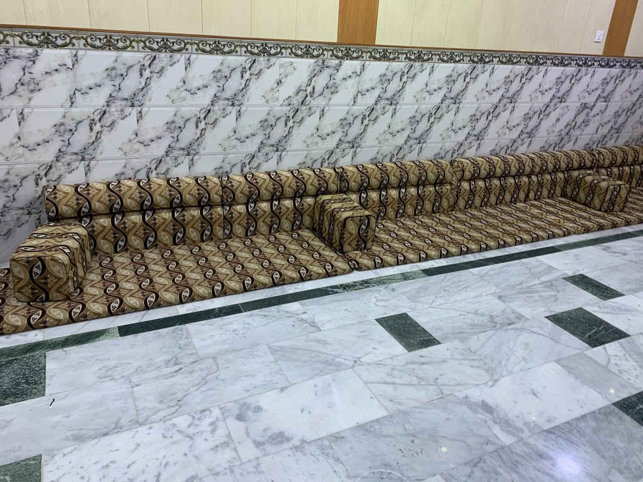 ديوان للبيع سفنج مضغوط بعده جديد عدده9قطع سعر 500الف
واتساب***********
