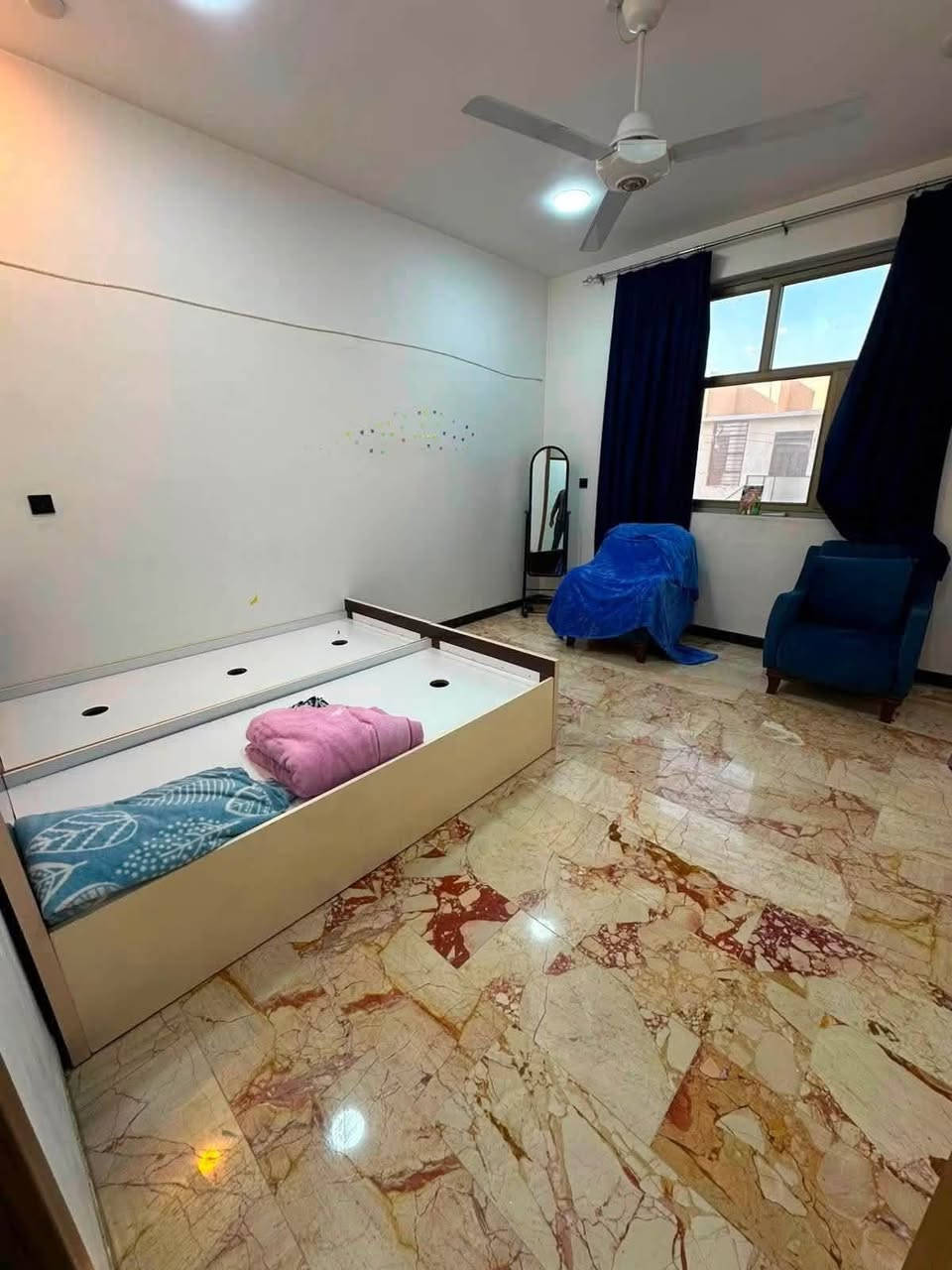 � للإيجار في السيدية
✨ دار سكني درجة أولى

📐 المساحة: 150 م²

📍 الموقع: السيديه – مربع ال 400

🔹 المواصفات:

 • 3 غرف نوم

 • صالة

 • مطبخ

 • 3 (خدمات)

. كراج لسياره

💰 الإيجار: مليون و300 ألف دينار عراقي

📞 للاستفسار: ***********

مكتب حلم عقاري

📍 الفرع الأول: السيدية – الضباط – شارع الكويتي
