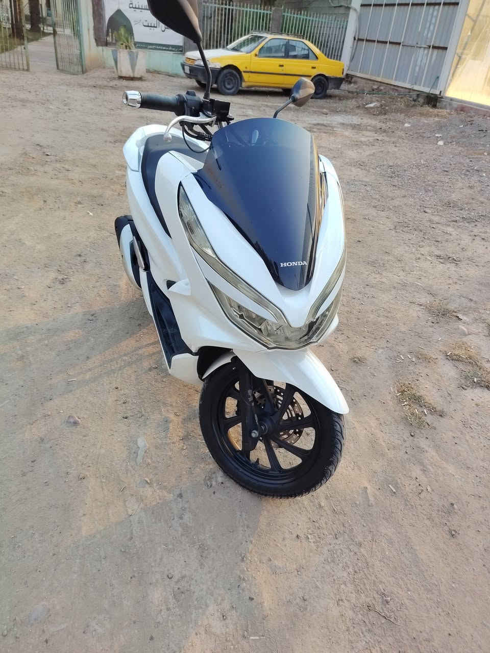 السلام عليكم PCX جيل ثالث كوري دراجة نظيفة ومرتبة نصبتها حلوة من نزلتها لحد الأن اديرلها فقط دهن موتل وبانزين محسن من عشق بغداد وكل شي بيها جديد مكاني بغداد المدينة السعر مليونين و100 الرقم***********
