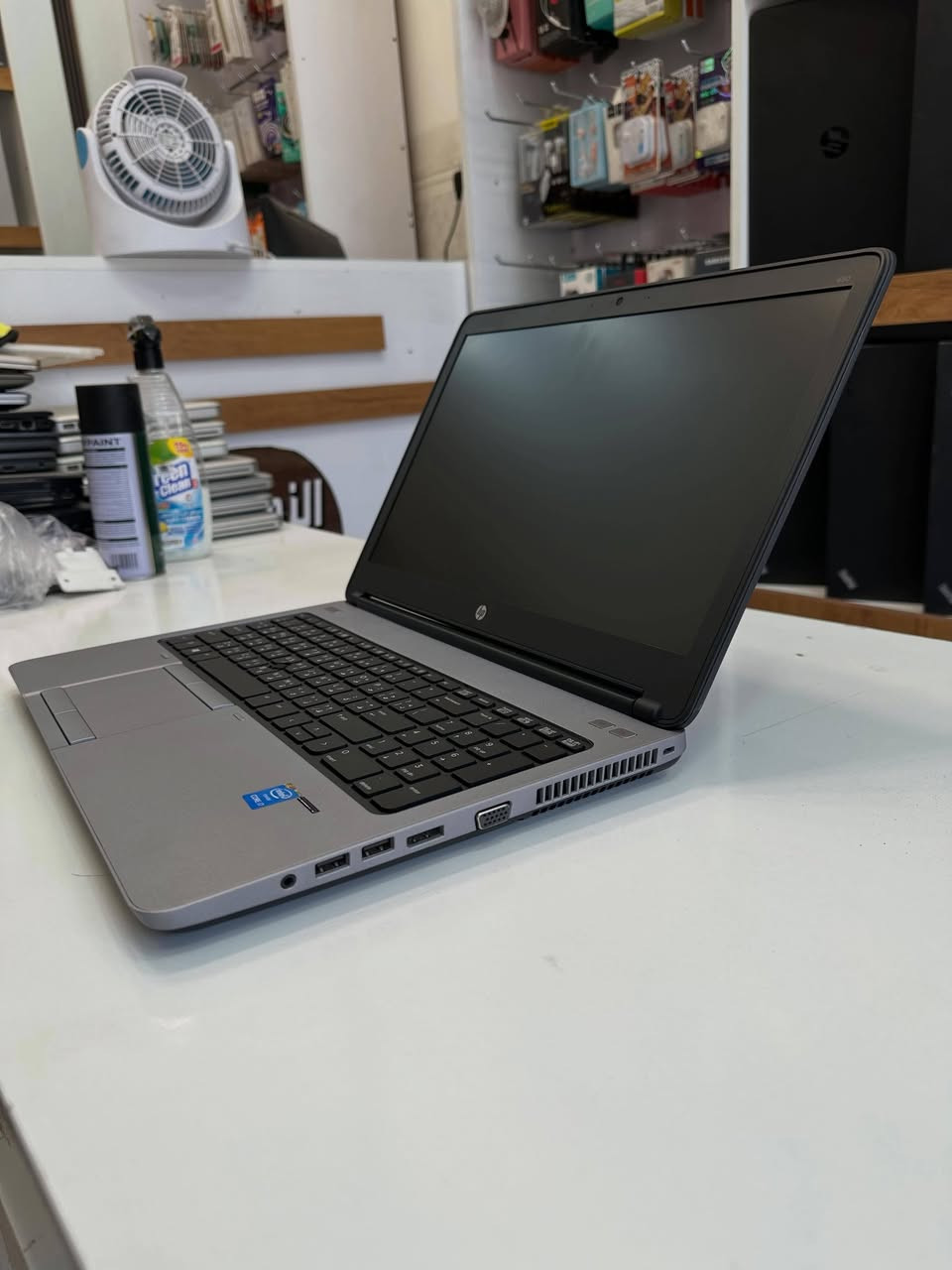 💻 لابتوب HP ProBook 650 G1 💻
**السعر**: 215 دينار عراقي فقط 💰

جهاز عملي وقوي للدراسة، البرامج الهندسية، المحاسبة، والشغل اليومي

**المواصفات التقنية:**
**الموديل**: HP ProBook 650 G1
**المعالج**: Intel Core i7- جيل رابع 
**الرام**: 8GB DDR3- قابل للترقية لحد 16GB
**التخزين**: 256GB SSD - سرعة إقلاع وفتح البرامج خلال ثواني
**الشاشة**: 15.6 بوصة HD 1366x768 LED مضادة للتوهج Anti-Glare
**كرت الشاشة**: Intel HD Graphics 4600 مدمج - يشغل الألعاب الخفيفة والتصميم
**البطارية**: 6 خلايا - تدوم تقريبا  3ساعات حسب الاستخدام ضمان ساعه فما فوق 
**الوزن**: 2.3 كيلو - متين ومصمم للعمل الشاق

**المنافذ والاتصال الكاملة:**
**منافذ USB**: 2x USB 3.0 + 2x USB 2.0
**منافذ العرض**: HDMI + VGA للبروجيكتر والشاشات الخارجية
**الشبكة**: منفذ LAN RJ-45 + واي فاي
**الصوت**: منفذ سماعة/مايك Combo
**أخرى**: قارئ كروت SD Card + منفذ شحن + منفذ Docking Station 
+ محرك DVD RW

**التوصيل**:  مجاني لجميع المحافظات - باب البيت 🚚
**الملحقات**: شاحن أصلي + حقيبة لابتوب + ماوس هدية 
واتساب فقط 7844515426
اتصال فقط‏‪***********‬‏
تلي كرام hw2lc
