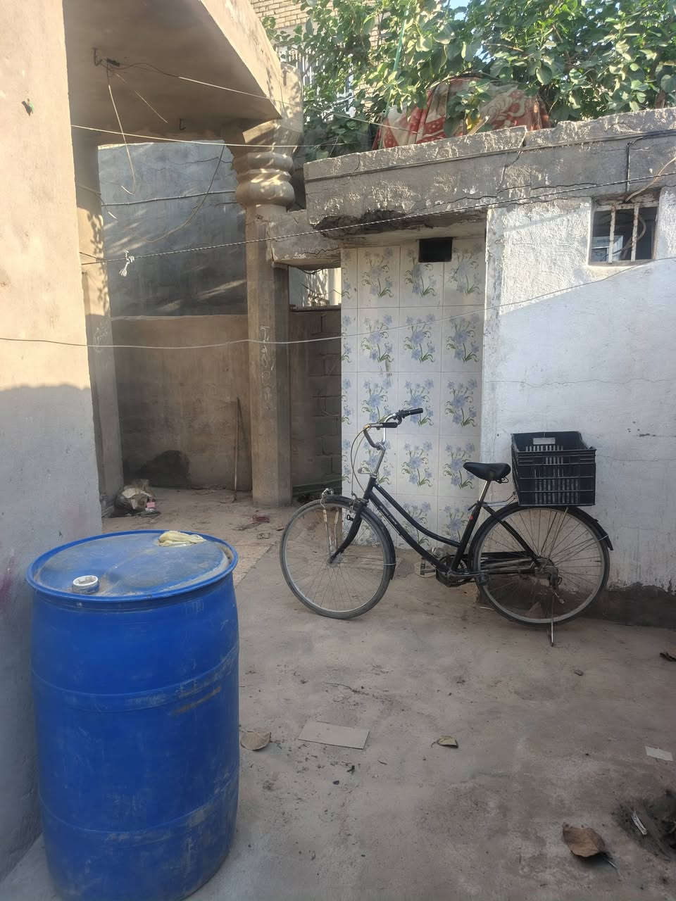 بيت البيع طابو زراعي سند 25 المساحة 112 الرضيه كاشي المطبخ سيراميك السكف بي غرفه 6*5 صاله6*5 مطبخ 3*3 يتقبل 6*5 صيحات خارجيه المكان الهاشمية قريب دفاع مدني مال الهاشمية 300متر عن شارع العام حمزه قاسم *********** مي اساله كهرباء مولد ذهبي قريب على سوق الهاشميه سعر 44 وبي مجال يبقن عليهه شي قليل عادي
