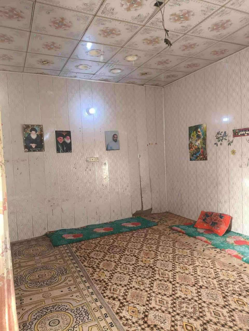 بيت ومشتمل  للبيع مساحه 300متر
يحتوى على 
1 مطبخ 
3 غرف نوم 
2 صاله 
صحيات 
كراج سياره
بناء بلوك
بناء شويه قديم يحتاج بعض ترتيب 
العنوان شارع مطار القديم بلجري خامس بيت بشارع مولده 
سعر 40 وبي مجال 
تواصل واتساب ***********

