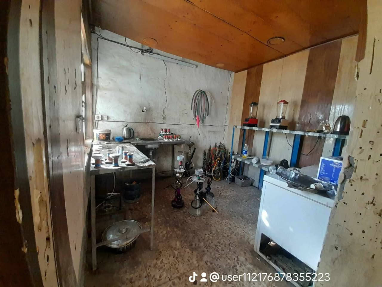 سلام عليكم كوفي للبيع الكاع مع الغراض المساحه 240 الأرض واقع حال مشموله بل تطويب مرقمه من قبل الدوله بيه مطعم زغير مال اكلات سريعة العنوان الرشاد شارع التانكي قرب فلكه حي النصر السعر 65 مليون وبيها مجال سبب البيع شايل من المنطقه واريد ابيع جوه السوك سعر كاع بس البناء والأغراض ما ماخذ فلوسه امانه الله  للأستفسار الأتصال على الرقم ***********
