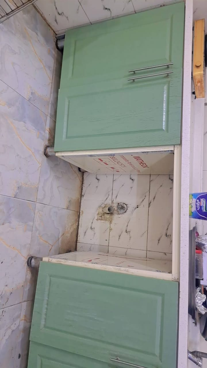 سلام عليكم للبيع كاونتر مستعمل نظيف نجف شعر مناسب
