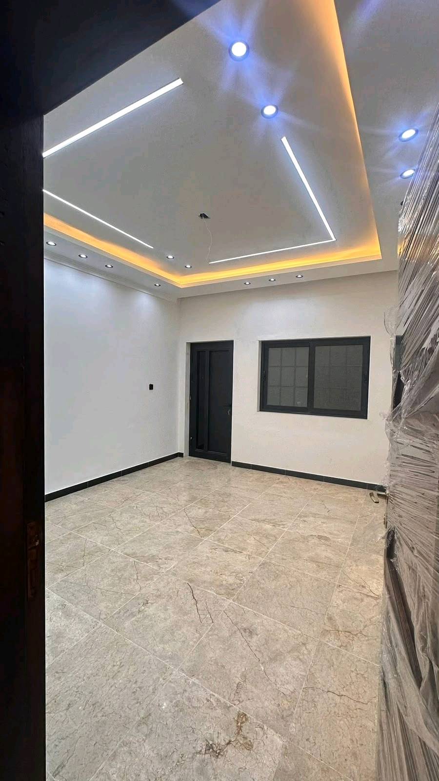 موجود نسخه من الطابو وتصوير فيديوفرصة استثمارية وسكنية مميزة للاقتناء في موقع حيوي وقريب من الخدمات العامة، دار حديثة البناء بتصميم متكامل ومواصفات عالية الجودة.
​تفاصيل العقار:
​الموقع: البصرة - الخربطلية الجديدة (قرب جامعة الكنوز - كلية طب الأسنان).
​المساحة: 252 م² + 12 م² فضلة مساحة.
​عرض الشارع: شارع عريض بعرض 20 متر تقريباً.
​سنة البناء: 2026 (بناء حديث بالكامل).
​المواصفات الفنية والهيكلية:
​عدد الطوابق: 3 طوابق.
​المرافق الداخلية: 8 غرف نوم + غرفة استقبال واسعة + غرفة طعام.
​المساحات الخارجية: حديقة داخلية وخارجية + كراج سيارة. 
​مواد البناء: بناء كامل بالكرك/الطابوق، مع أرضيات مرمر فاخرة لكامل الدار، وسقوف مزينة بديكورات جبس حديثة. واجهة الدار مرمر 
​التأسيسات: تنفيذ البناء والكهربائيات وتأسيسات الماء والمجاري بدرجة أولى ممتاز.
​للاستفسار عن السعر والتواصل وارسال الصور ومقاطع الفيديو أو لتحديد موعد للمعاينة الميدانية، يُرجى الاتصال على الرقم: ***********  اتصال ويوجد واتساب