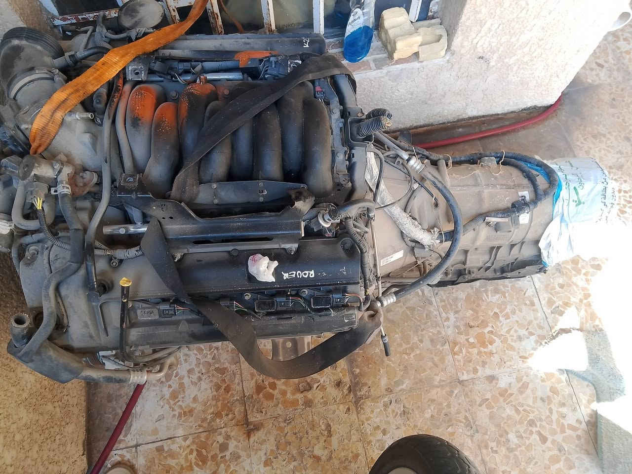 محرك رانج روفر 4400تنفس طبيعي وارد امريكي كامل هوة وتفرعاتة كامل مكمل جيب وشد وشغل مكاني بغداد للاستفسار ***********

