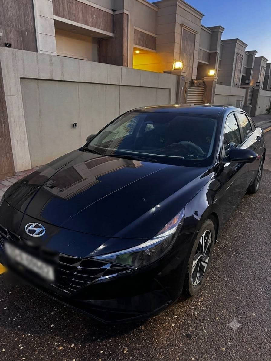 نوع السيارة: هيونداي النترا (Hyundai Elantra)
الموديل: 2022
​الوارد: كندي أصلي
​اللون: أسود أنيق
​السنويّة والتسجيل: رقم أنبار (مشروع وطني)، والتحويل مباشر بدون أي تعقيد.
​الممشى: 102,775 كم.
​⚙️ المواصفات الميكانيكية والأداء:
​المحرك: محرك 2.0 لتر (دوش) 4 سلندر، قوي واقتصادي جداً في استهلاك الوقود.
​ناقل الحركة: قير أوتوماتيك CVT سلس ومريح.
​نظام الدفع: دفع أمامي (FWD).
​💎 الفئة والتجهيزات الداخلية:
​الفئة: فول مواصفات عدا البصمة.
​السعة: 5 ركاب مريحة وواسعة.
​الترفيه والتحكم: شاشة وسائط ذكية، تحكم كامل من المقود، ومثبت سرعة لراحتك في السفر.
​التكييف: مكيف ممتاز بحالة ممتازة جداً.
​🛡️ أنظمة الأمان والسلامة:
​حساسات ضغط الإطارات (TPMS).
​نظام الثبات الإلكتروني (ESC).
​مانع الانزلاق (ABS).
​كاميرا خلفية عالية الدقة.
​وسائد هوائية كاملة.
​✨ المظهر الخارجي واللمسات المميزة:
​الزجاج: زجاج خلفي معتم (أصلي).
​الإضاءة: إنارة نهارية LED.
​العجلات: جنوط رياضية أصلية بتصميم جذاب.
​📍 موقع السيارة: الأنبار
📞 للتواصل (مراسلة أو اتصال): ***********
