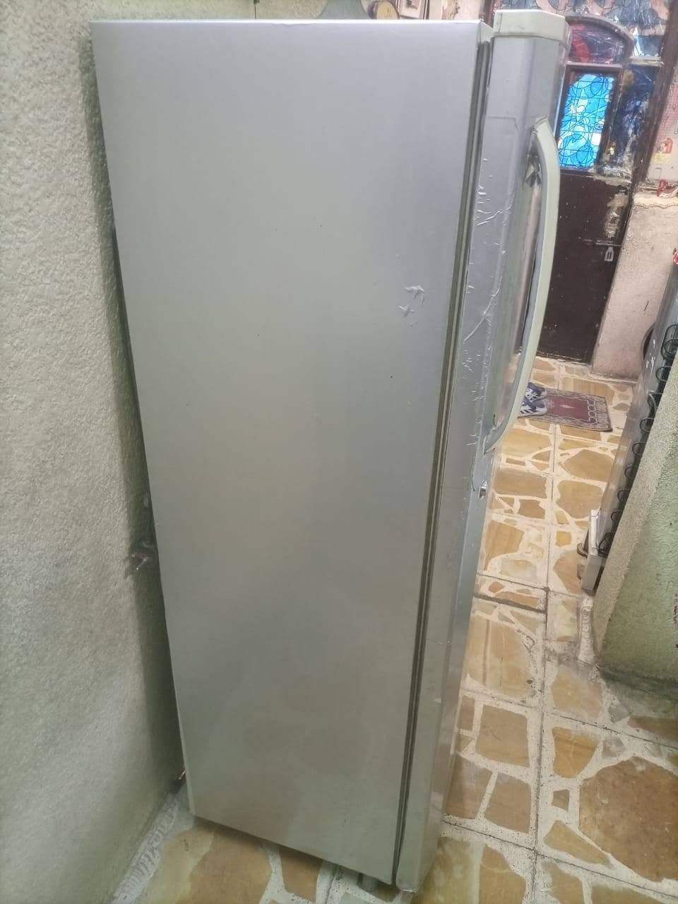 ثلاجه مستعمل للبيع 75 الف طولها 9 قدم باب واحد من ماركة LG بيه مجال لاستفسار على رقم *********** واتساب
