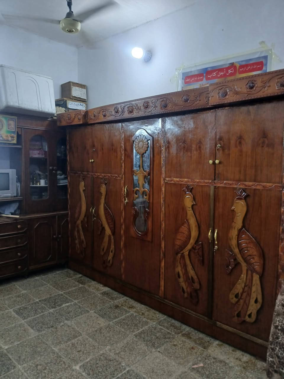 غرفه ام ٥ ملحق صاج تحتوي على يدات جدد قفاله جدد صبغ تلميع كامل ظهر جدد مامدكوك بيه بسمار متواجد علخاص اكو توصيل بفلوس رقمي ***********سجاد سعره ٣٥٠ قفل جربايته موجوده
