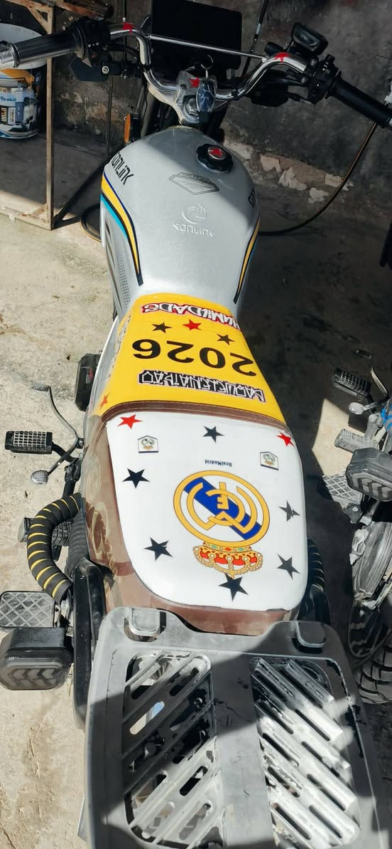 السلام عليكم اخواني سولنك 25 محرك زنجيل 
بيه اوراق سويجات و بصمه 
ممشا 6الف دراجه حيل نضيفه 
وصلت مليون والباقي بل خاص 
***********

