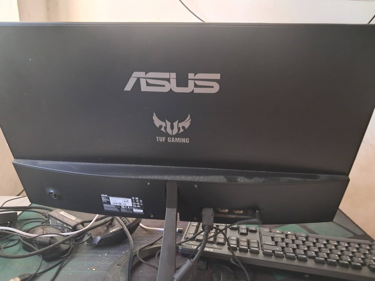 الشاشة هي ASUS TUF Gaming VG249Q1R.
المواصفات
🖥️ الحجم: 23.8 بوصة
📐 الدقة: 1920×1080 (Full HD)
⚡ التردد: حتى 165Hz
⏱️ الاستجابة: 1ms MPRT
🎨 اللوحة: IPS
🔄 FreeSync Premium: نعم
🔌 المنافذ: DisplayPort + HDMI
🔊 السماعات: مدمجة 2×2W
🎮 مناسبة جدًا للألعاب مثل FiveM وGTA V وPUBG
📅 تاريخ التصنيع الظاهر بالصورة: يونيو 2023 
 سعر 175
العنوان بغداد مدينه الصدر
رقم***********
