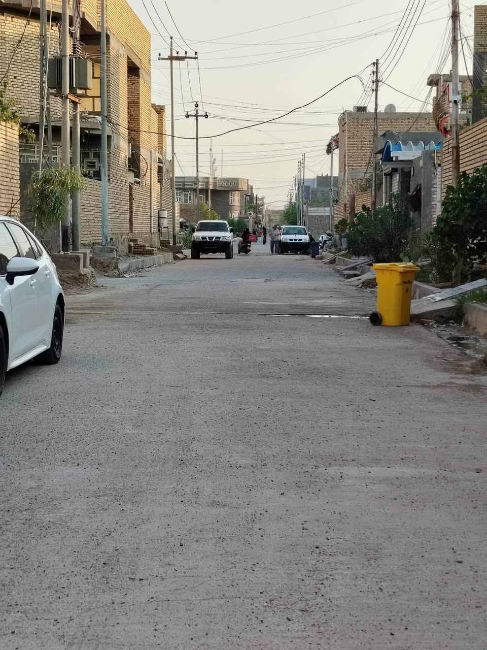 بيت للبيع طابو ملك مساحته ٢٣٠متر بواجه ١١متر  البيت يحتوي على حمامات داخليه وخارجيه ديوانيه كبيره + صالتين٢كبار + غرف ٣ + ترك بمساحة كبيرة + مطبخ داخل وخارجي + حديقه 
موقع البيت البيت بمربع حلو ثاني بيت بالفرع مجاور ركن البيت صاير خنيطلة جديده او حي الزهراء تحديدا موقع البيت البيوت الوجه على الساحه باخر شارع بخنيطله يصير بظهرن فرع البيت الفرع القبل الاخير البيت قريب الشارع العام الرايح للناصريه قريب الصناعه والمركز الصحي مال خنيطله مدارس متوفره يمه من الابتدائيه الى الاعداديه بنات ولد المدارس قريبه جدا عليه دوائر دوله قريبه عليه مسافه قليله من جنسيه وتسجيل عقاري 
المنطقه جديده كامل خدمات كله جديده ماء كهرباء نت ضوئي وابراج كل الخدمات متوفره 
رقم للاتصال او المراسله واتساب ***********
سعر البيت مناسب جدا
