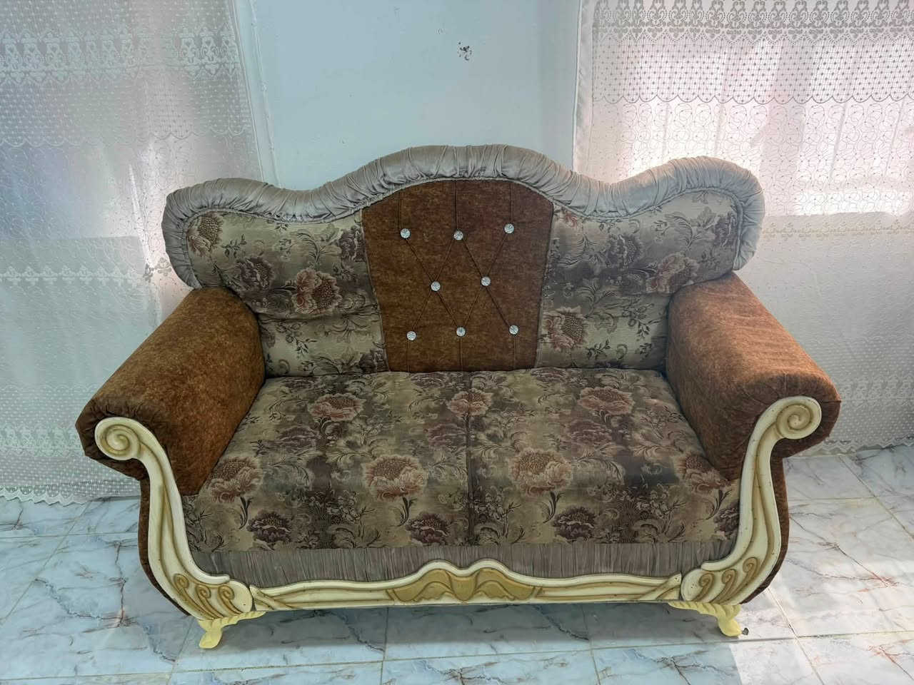 السلام عليكم تخم ١٠ مقاعد مع طبلات  نضيف للبيع للاتصال ***********
