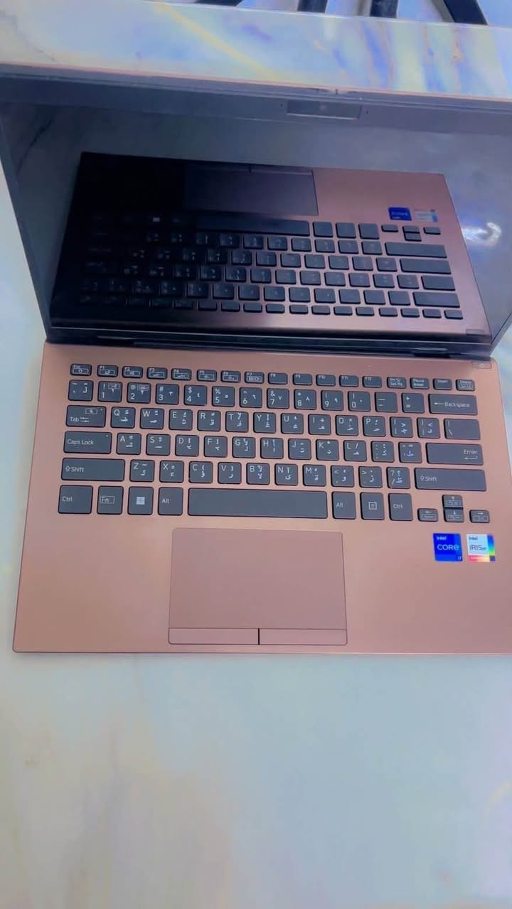 الشاشة: حجم 14 بوصة (شاشة لمس بالكامل Touch Screen) وتنقلب 360 درجة لتستخدمه كجهاز لوحي (Tablet) 📱💻.
🔹 المعالج (CPU): Intel Core i7 - الجيل الثاني عشر (12th Gen) سريع جداً وأداء عالي.
🔹 الرام (RAM): 16 جيجابايت (تدعم المهام المتعددة بسلاسة وبدون أي تعليق).
🔹 التخزين (Storage): 256 جيجابايت SSD (سريع جداً في تشغيل النظام والبرامج).
🔹 كرت الشاشة: معالج رسوميات مدمج قوي يناسب التصميم والتصفح والأعمال.
🔹 التصميم: لون برونزي/بني فاخر وجذاب، وزن خفيف، لوحة مفاتيح مريحة.
سعره 450 الف 
واتساب ***********
