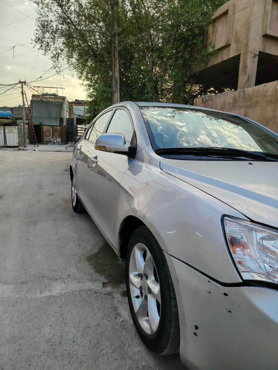 السلام عليكم عندي جيلي ام كراند c7 موديل ١٢ 
مكينه وكير مكفولات تبريد ثلج ماشيه ٨٧ الف حقيقي 
السيارة بيها ثلاث قطع صبغ اثر شخوط 
وبيها بالجاملغ الأمامي بارد على كل إصبعين 
رقم بغداد وباسمي شرط تحويل ثاني يوم
السعر ٥٠ ورقه وبيها مجال حك الجيه 
للتواصل على الرقم ***********
