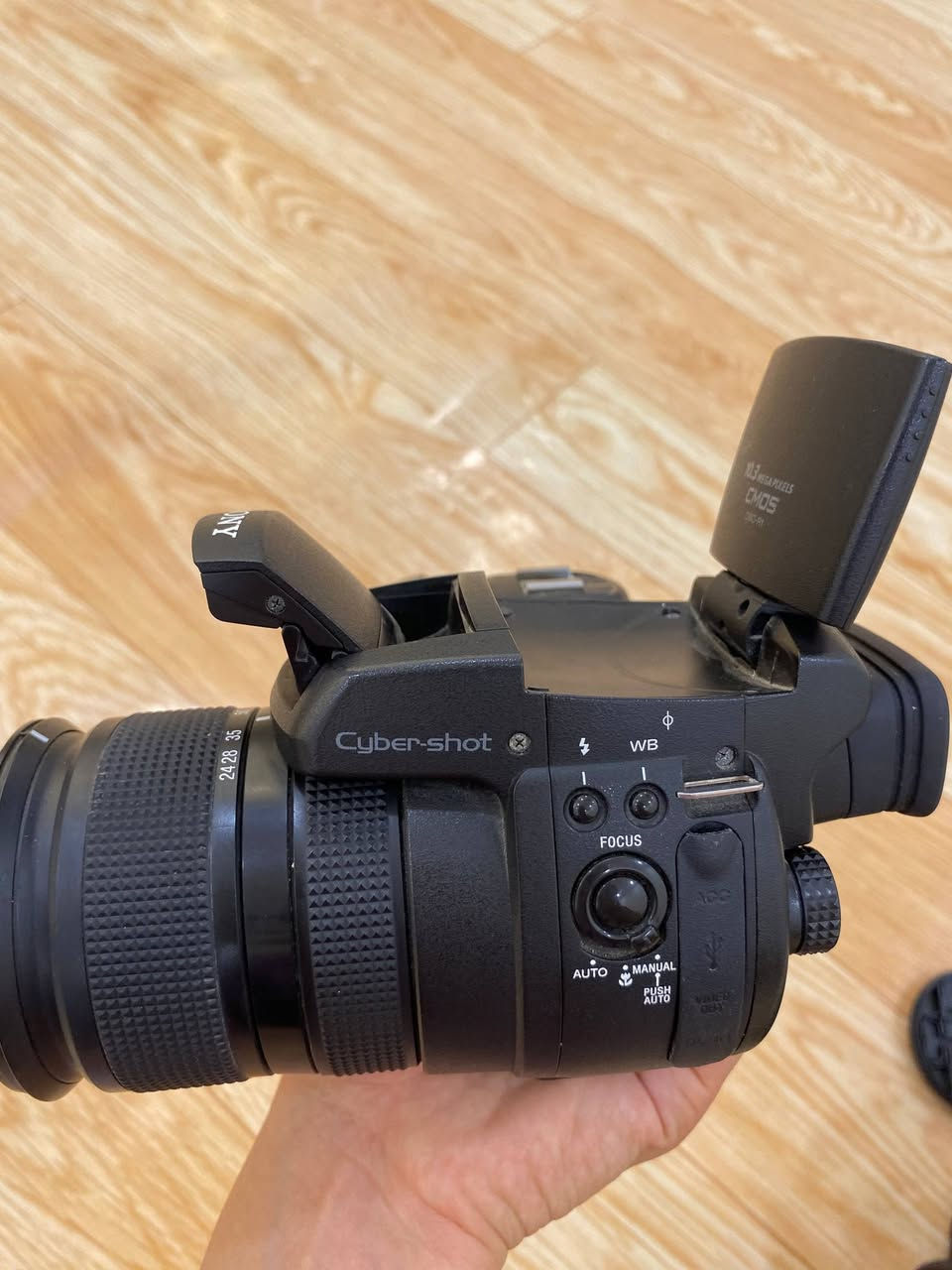 كامرة سوني
سايبر شوت R1 , بدقة صور 10.3 ميكا بكسل و شاشة دوازة ، فديو و صورة ، عدسة كارل سايز زوم 5 مرات 
للي ما يعرفها دقتها عالية جدا تفوق كامرات الاجهزة 
سعر 250
*********** واتساب

