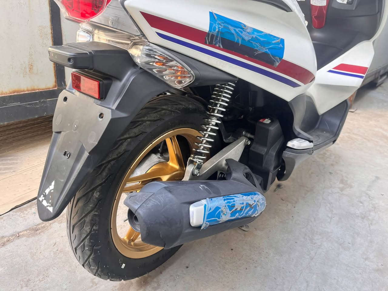 السلام عليكم ورحمة الله
دراجة pcx درجه جديده خير من الله اوراقها موجوده شلعه و معدل شك الكاع الدراجه كلشي بيها بلادي جيب فيتر و تعال افحص امانه الله الدراجه كلش نضيفه و حلوه و نصبه تخبل حساسات كلها شغاله ستان كهربائي حساس ازدحام جهاز إنذار مال يرقه لا سامح الله  بيها دمام كامل بس تربط السعر خاص
