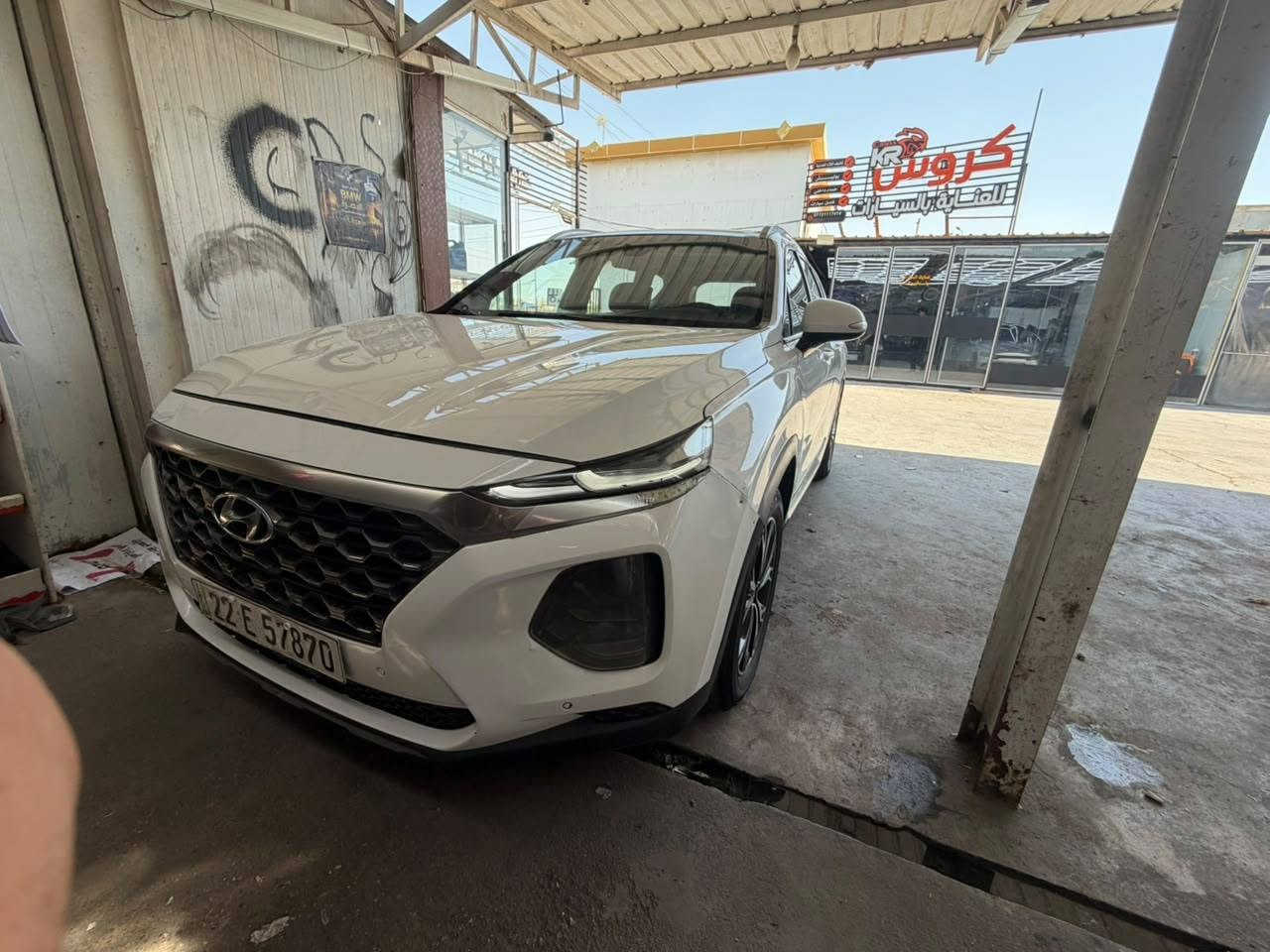 هيونداي سنتافي موديل 2019 خليجي فول مواصفات واحد على  واحد 6سلندر سبعة راكب تبريد 3قطع السيارة مكينه كير حدادة تبريد كله جديد السيارة بيهة ضربه بالمدكر الخلفي الي ورة العبري مكفوله لغود وشواصي وبيهة صبغ  يعني البدي مامكفول شوف العين رقم اربيل سنويه جديدة ورقم جديد راعيهة محولهة بأسمه هنا بالبصرة تريد وكالة تريد تحويل حاضر السعر (160) الشراي يتصل ***********
