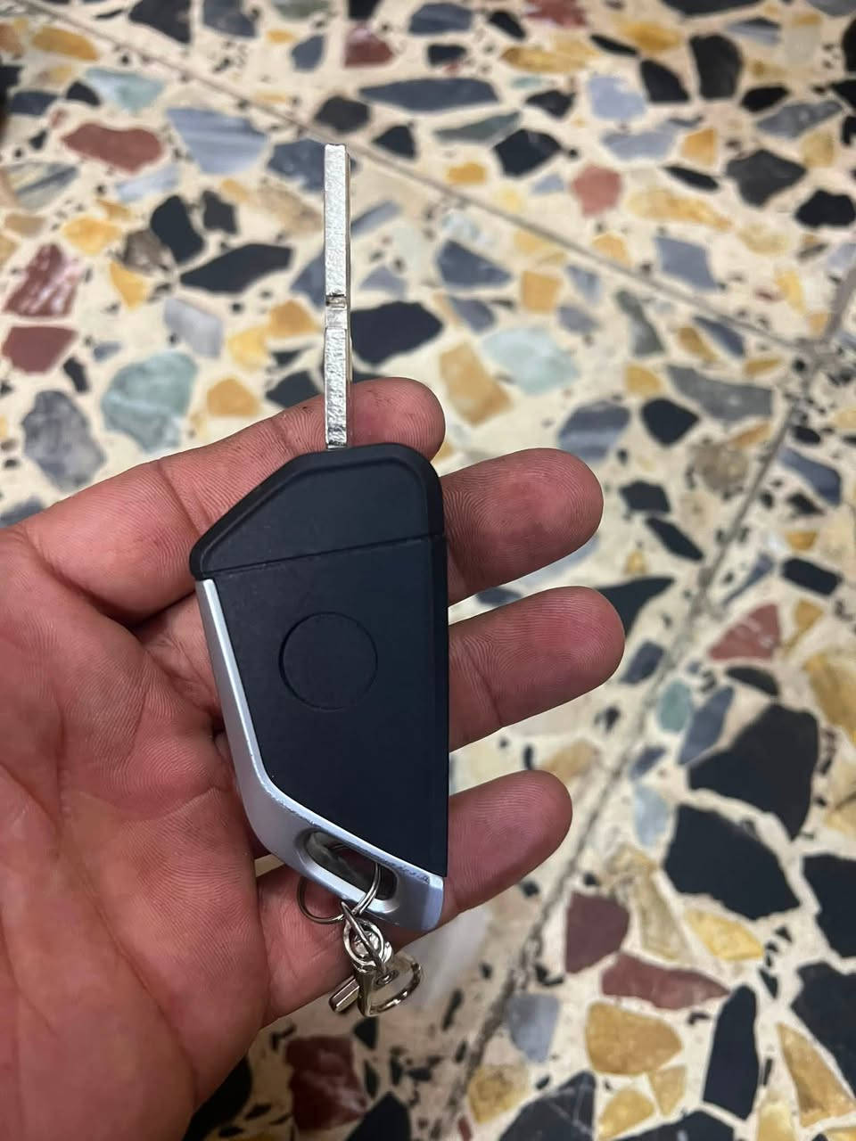 للبيع بصمة شانجان أصلية جديدة 
•  النوع: 3 دكم - فتح صندوق + فتح + قفل 
•  الحالة: جديدة غير مستعملة، المفتاح الميكانيكي بعده ما محفور
•  الشغل: الكلوب يشتغل، البطارية أصلية
•  البرمجة: خام، تحتاج برمجة على السيارة فقط
•  تشتغل على: CS35 Plus, CS55 Plus, CS75 Plus, UNI-T, UNI-K, Eado Plus
•  السعر: 80 دولار وبيها مجال بسيط العنوان بغداد موبايل ***********
