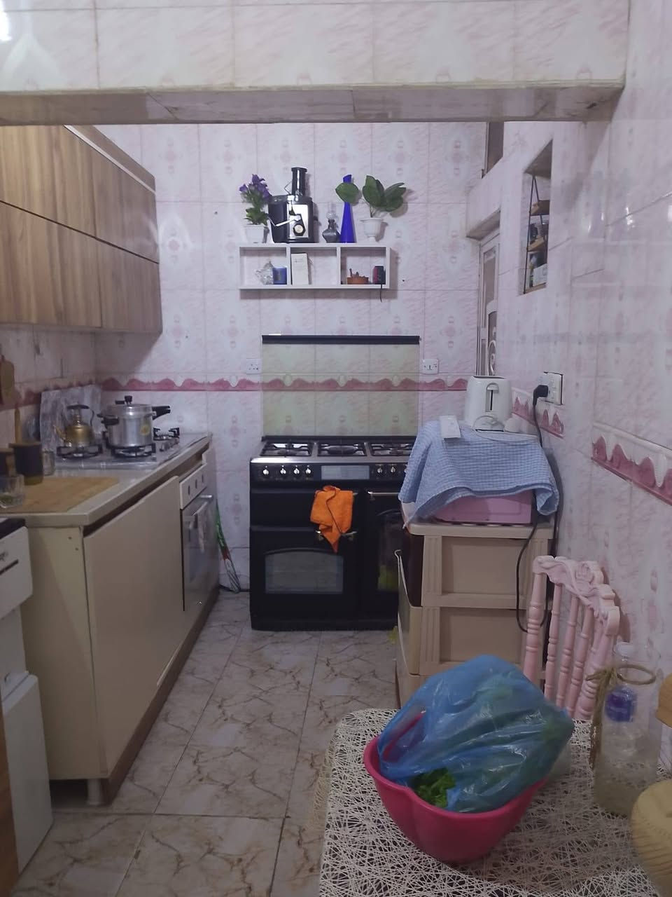 دار زراعي للبيع سند 25 بي اقرار محكمة مساحة 54متر ثلاث طوابق يحتوي عل طرمة وصالة ومطبخ وخدمات  الطابق الاول غرفتين نوم  وحده من الغرف سويت بداخله حمام   اظافة الى حمام اخر بلطابق    طابق ثاني غرفة نوم. وسطح   خدمات فووووول. ماء كهرباء مجاري  تبليط. موقع البيت  بين سريع محمد القاسم  وبين شارع سبع ابكار  من جهة جامع الحجية الي مقابل مركز شرطة الصليخ خدمات كاملة مدارس اسواق خطوط نقل  ومن الله التوفيق  ***********
