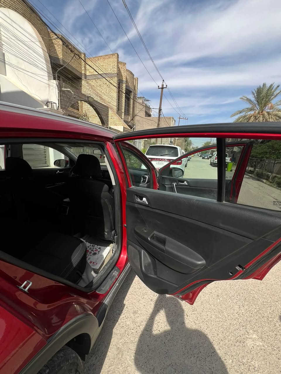 سبورتج مديل ١٧ جيتي اي 
كامره 
تشغيل عن بعد
تادفئه بل كشنات 
ماشيه٢٧ الف كيلو متر
تخم تاير
زنون ثلجي
تحكم مري 
سياره نضيفه داخل وخارج
ضربتهه بس باب السايق فقط
تجي وتشوف بعينك حلاوت السياره
***********
بغداد 
سعر 152  بيه مجال حك الجيه

نص مكتوب في الصور:
- الخميس