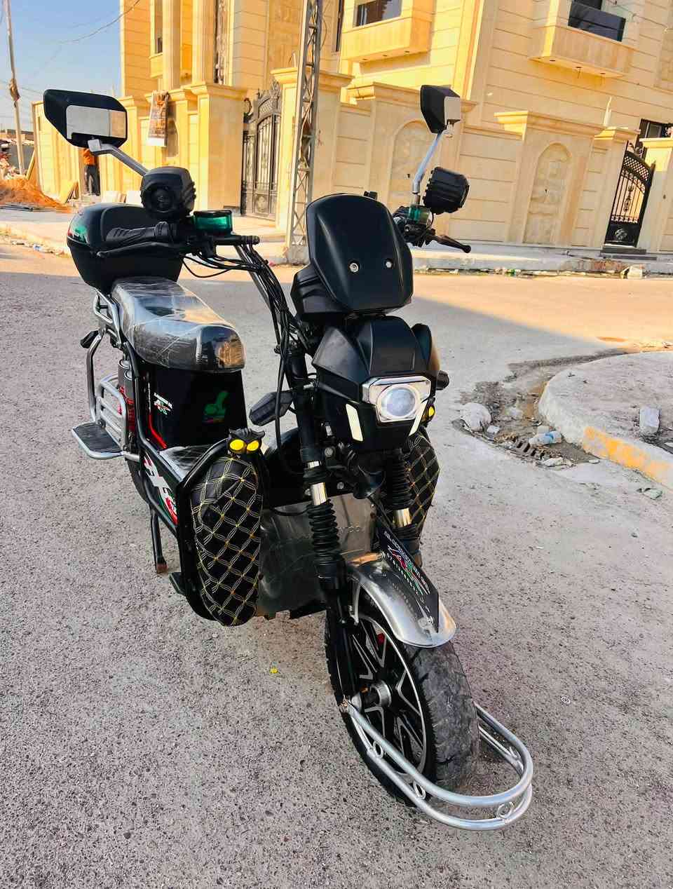 جبلي الاخوين  
نضافه فول 
نقص بطاريات فقط
بدون بطاريات 
جهاز نذار مانع السرقه 
السعر 350وبي مجال 
***********
‭***********
