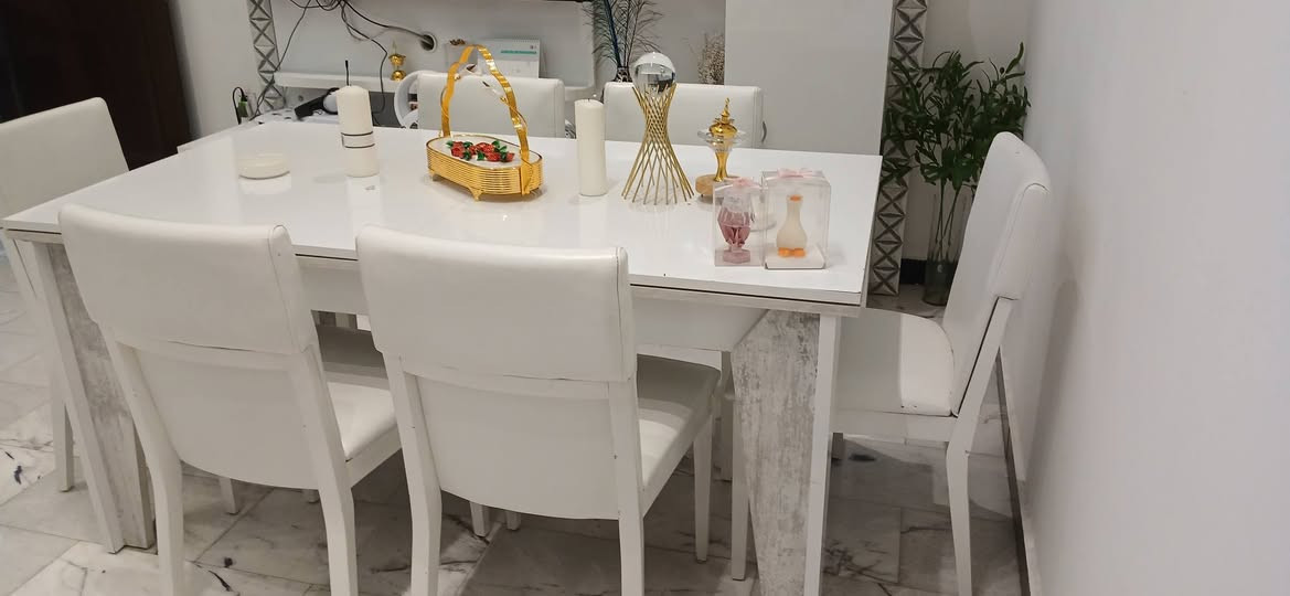 ميز طعام تركي يكبر ويصغر سلايد  بحاله جيده
قياس90×150 يكبر يصير 2متر
٦ كراسي خشب وجلد ابيض 
بدون ضرر بحاله ١٠٠%
***********
الاطباء حي الجهاد 
٣٠٠
