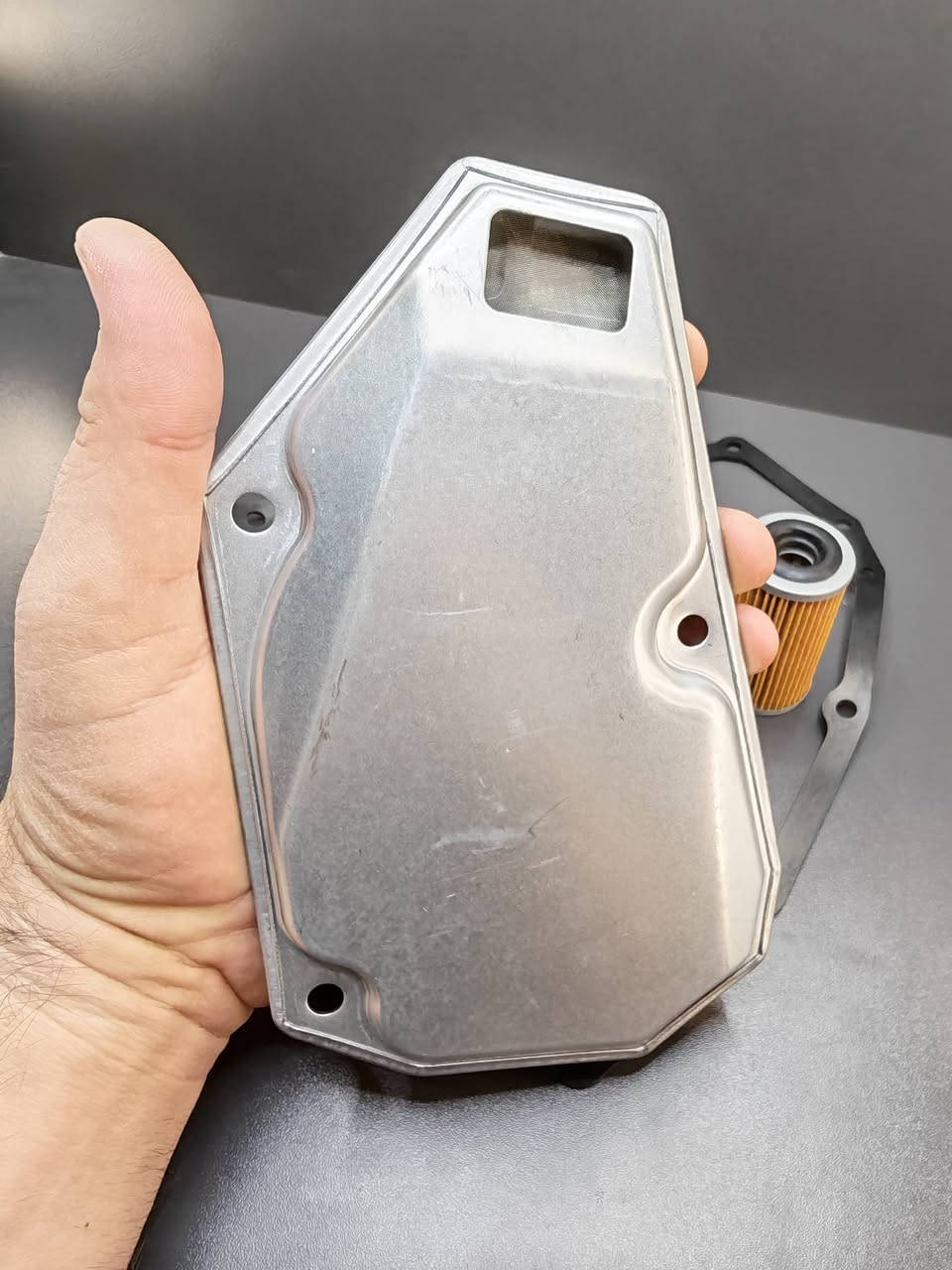 فلتر گير CVT لسيارات نيسان، جديد غير مستخدم
يوجد توصيل لكافة المحافظات ***********
مناسب للموديلات التالية :
 * نيسان صني (Nissan Sunny): من موديل 2012 إلى 2024
 * نيسان سنترا (Nissan Sentra): من موديل 2013 إلى 2021
 * نيسان ألتيما (Nissan Altima): من موديل 2013 إلى 2018 (لمحركات 2.5L)
 * نيسان جوكي (Nissan Juke): من موديل 2011 إلى 2017
 * نيسان إكس-تريل / روج (X-Trail / Rogue): من موديل 2014 إلى 2020
