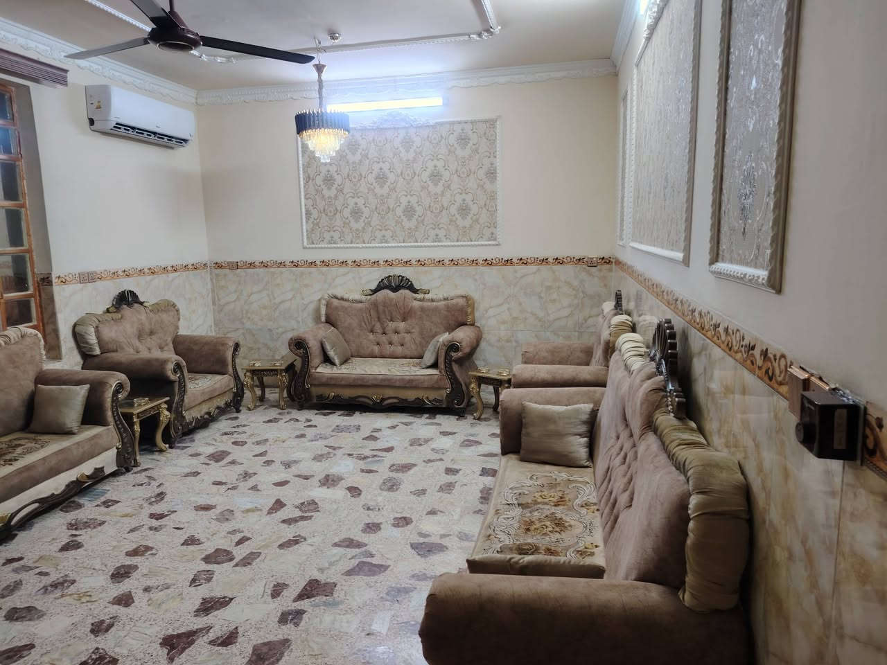 السلام عليكم بيت في شارع ابو الدهن البيت عالشارع العام ركن على الشارعين على الفرع وعلى شارع ابو الدهن مساحه البيت 130 متر الوجه 10 والنزال 13 البيت يتكون من استقبال 6 × 4 ومطبخ خمسه في اربعه وصاله اثنين في اربعه غرفه خمسه في خمسه في الطابق الارضي ثلاث غرف في القاط الثاني 6:00 مساحه الغرفه 6 × 4 5 × 4 الغرفه الثانيه والغرفه الثالثه 5 x 5 بنيان البيت 2019 مع العلم البيت تجاري وبي جراج 50 متر يعني تقدر تستغله محلات او تعوفه كراج السعر خاص ***********
