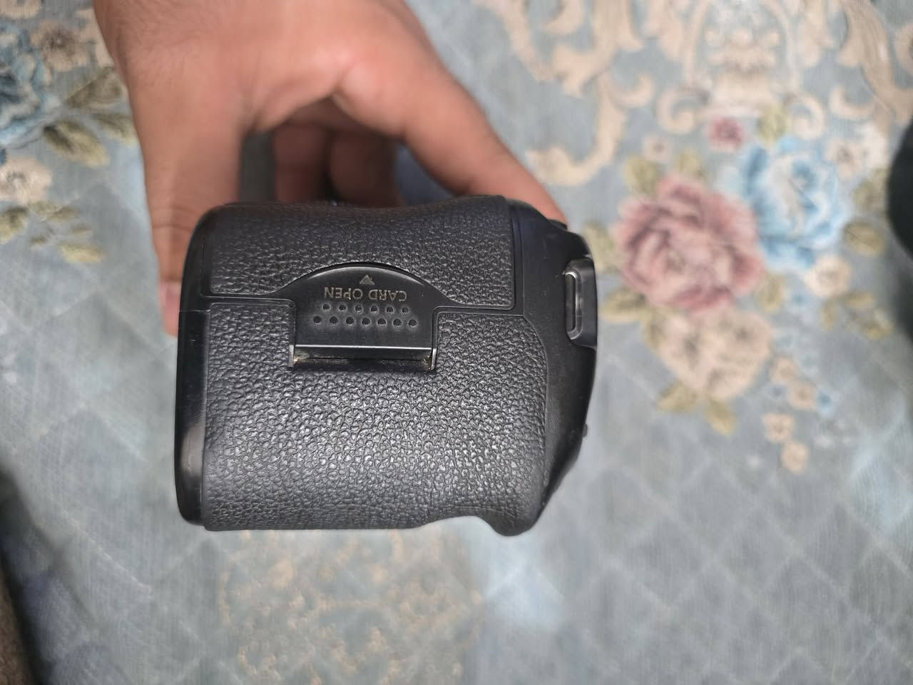 كاميرة كانون 7dmii بيها فقط باب البطارية مثل ماتشوفون بل صور سعرها مناسب كلش وياها جنطه وشاحنة وبطارية وادبتر نقل صور رقمي واتساب ***********
