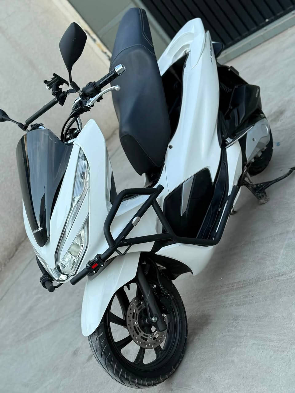 السلام عليكم للبيع 
دراجه pcx الجيل الثالث
#ياباني KF محرك 150cc 
المكينه مكفوله والدراجه جديده ونظيفه وكلشي بيها شغال وعلى ايدي اخذتها من وليد الياباني بشارع الضلال 
صارلها اقل السنه عندي ماشيه 23 الف
حساس ازدحام 
ستاند كهربائي 
منفذ شحن 
بصمات ثنين
جادر حمايه اصلي
درع حمايه + طفاية حريق وقاعده
وعليها اكسسوارات بسيطه موضحات بالصور  
بانزينها محسن و دهن اصلي ابدله يم وكالة ضياء سبيسي اوراقها موجوده منفيس كلشي موجود تجي تفحص و تاخذها من باب البيت 
السعر 25 ورقه 
الشراي يتصل *********** 
مكان الدراجه بغداد شارع فلسطين
