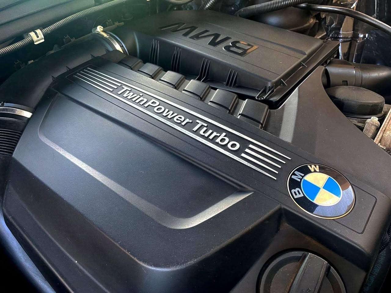سيارة نظيفة، مواصفات عالية، وأداء رياضي! 
للبيع أو المراوس، BMW X3 موديل 2017 (F25 - XDrive 35i)، قمة في الرفاهية والقوة، بمحرك 6 سلندر سعة 3.0L يجمع بين النشاط والاقتصادية.
 * الموديل والأداء: BMW X3 2017 - فئة xDrive35i (دفع رباعي مستمر).
 * المحرك: 6 سلندر 3.0L توين باور تيربو.
 * المسافة المقطوعة: 111,000 كم .
 * الرقم والتسجيل: رقم جديد / أربيل.
 * البودي والداخلية: الجاملغ الأمامي ، والكير و المحرك مكفولات بشرط.
أبرز المواصفات والرفاهية:
 * المقاعد: جلد فاخر، تحكم كهربائي بالكامل مع ذاكرة لحفظ وضعيات مقعد السائق، وتدفئة شاملة (للمقاعد الأمامية والخلفية).
 * التقنيات والتجهيزات: دخول ذكي (Keyless Go)، صندوق خلفي يفتح ويغلق كهربائياً.
 * أنظمة القيادة والأمان: نظام Auto Hold، نظام التوقف الذاتي Auto Stop لتقليل استهلاك الوقود، وحساسات محيطية كاملة (أمامي، خلفي، جانبي).
سيارة نظيفة، مواصفات عالية، وأداء رياضي جبار!
للتنازل أو المراوس، BMW X3 موديل 2017 (F25 - XDrive 35i)، قمة في الرفاهية والقوة، بمحرك 6 سلندر سعة 3.0L يجمع بين النشاط والاقتصادية.
 * الموديل والأداء: BMW X3 2017 - فئة xDrive35i (دفع رباعي مستمر).
 * المحرك: 6 سلندر 3.0L توين تيربو.
 * المسافة المقطوعة: 111,000 كم فقط.
 * الرقم والتسجيل: رقم جديد / أربيل.
 * البودي والداخلية: الجاملغ الأمامي والمحرك (البنيد) مُبدلات قطع أصلية، والسيارة جاهزة للقيادة بدون أي مصاريف.
أبرز المواصفات والرفاهية:
 * المقاعد: جلد فاخر، تحكم كهربائي بالكامل مع ذاكرة لحفظ وضعيات مقعد السائق، وتدفئة شاملة (للمقاعد الأمامية والخلفية).
 * التقنيات والتجهيزات: دخول ذكي (Keyless Go)، صندوق خلفي يفتح ويغلق كهربائياً.
 * أنظمة القيادة والأمان: نظام Auto Hold، نظام التوقف الذاتي Auto Stop لتقليل استهلاك الوقود، وحساسات محيطية كاملة (أمامي، خلفي، جانبي).
 * الإضاءة: نظام Adaptive Lights (إضاءة تفاعلية ذكية تتكيف تلقائياً مع الضوء الخارجي وتبدل بين العالي والناصي)، مع لايت متحرك يتبع اتجاه الستيرن.
للتواصل والاستفسار:
يرجى الاتصال أو المراسلة عبر الواتساب على الرقم: ***********
السعر : 153 و بيها مجال قليل جدا 
للتواصل والاستفسار:
يرجى الاتصال أو المراسلة عبر الواتساب على الرقم: ***********
