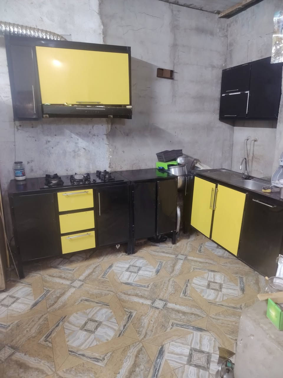 السلام عليكم كاونتر نضيف ويا طباخ منه وبي شغال جدحه شغاله  ولمرشحه وياه كل هاذ بس ب ٣٠٠ للتواصل ***********
