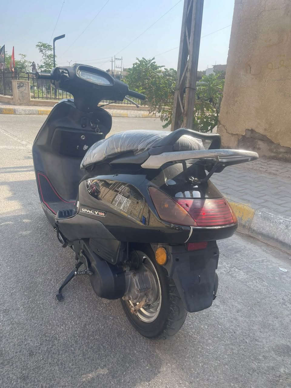 سلام عليكم دراجه للبيع ماليزي كلوب مابيهه طافي مكينه مفتوحه مره وحده مكان دراجه داموك سعر ٣٧٥ بيهه مجال شي قليل مكلفه بنشرالستفسار على رقم /***********
