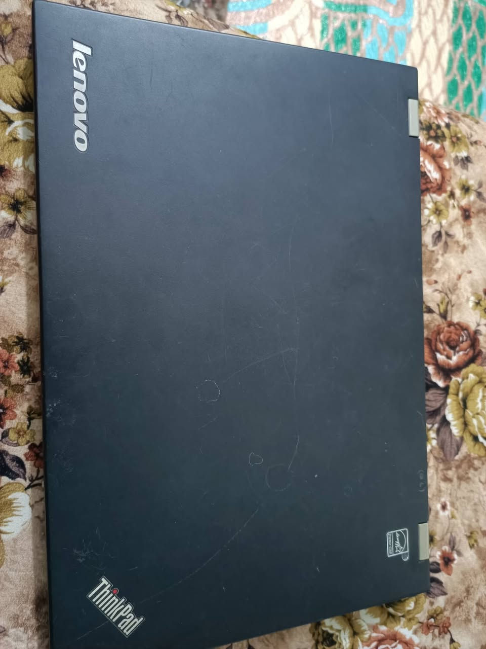 السلام عليكم
لابتوب lenovo ThinkPad t430
core i5 الجيل الثالث
كرت شاشة داخلي intel hd graphics 4000 يشغل العاب بين الضعيفة والمتوسطة ويشغل محاكيات لحد ps2 ايضا(اذا تعرف تضبط اعدادات) 
رام 6GB 
هارد SSD 256GB 
مفرمت ومنصب عليه windows 10 ميحتاج تفرمته

مناسب للدراسة والاستعمال اليومي

لكن مشكلته:
1- البطارية عطلانة يشتغل مباشر على الكهرباء من واير الشحن
2- واير الشاحنة شوي ذاب من الحرارة فلزگته لكن مابي اي شي يشتغل تمام

الجهاز رايده ب١٠٠
مكاني بغداد الكمالية، ماعندي توصيل
واتساب ***********
