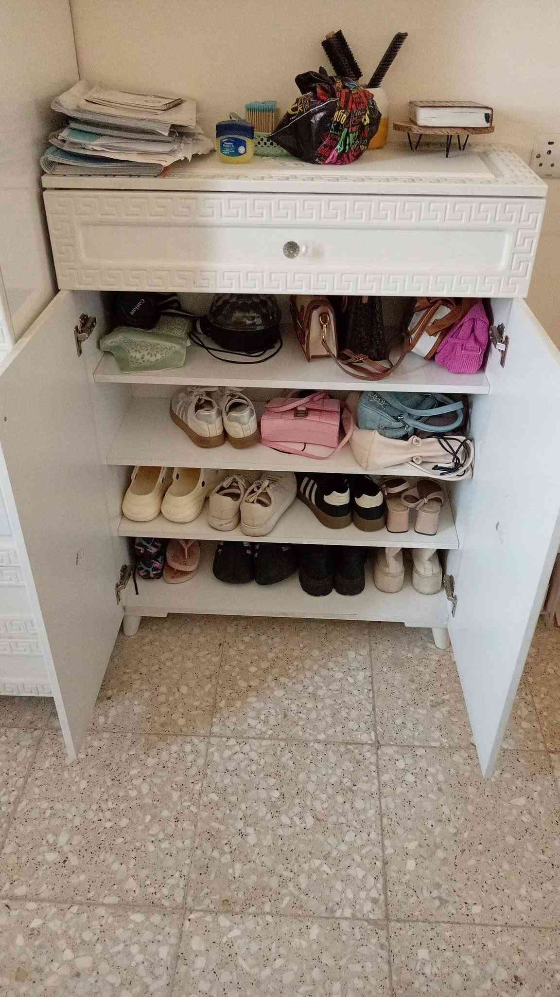 من رخصة الادمن....
السلام عليكم اغراض بيت للبيع مستعجل...الغرض من البيع الانتقال من محافظة الى اخرى 
ثلاجه حجم كبير لون رصاصي نظيفه  اخت الجديده شغاله استعمال سنه وحده مثل ما موضح بالفيديو السعر 300 قفل 

كنتور بابين مع جرارات عدد 4 لون ابيض 
جزامه لون ابيض  جرار واحد كبير مع 4 خانات 
وكلشي موضوح بالصور تصلح للبنات 
سعر الكنتور والجزامه 175 الف قفل 
 
كنتور  لون اسود  يصلح للشباب
مع سرير مع ميز دراسه وبي جرارات مثل ما موضح بالصور
كنتور وسرير وميز السعر 150 الف 

العنوان حي الجهاد شارع 60 خلف شارع المظخه  
للتواصل رقم واتس اب ***********

نص مكتوب في الصور:
- HONOR X7e