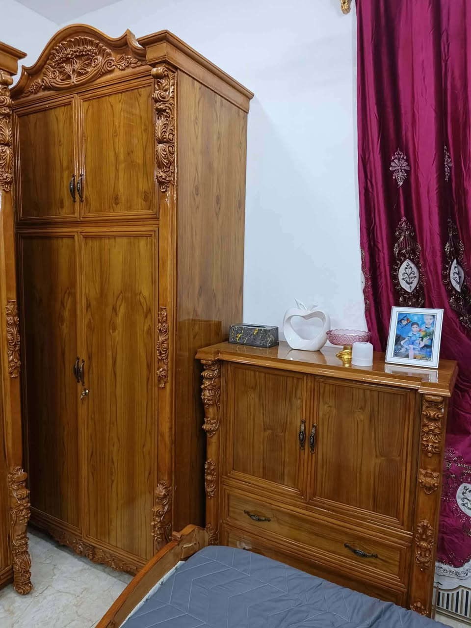 السلام عليكم غرفه صاج تفصل جديده نقش زان أصلي السعر ٢٦٠٠ لل ب ي ع المكان  الطارميه حي الفارس شارع السكلات خلف معارض حجي وليد  السيارات قرب جامع الصديق  للاستفسار خاص او ع رقم الهاتف***********    ؟***********
