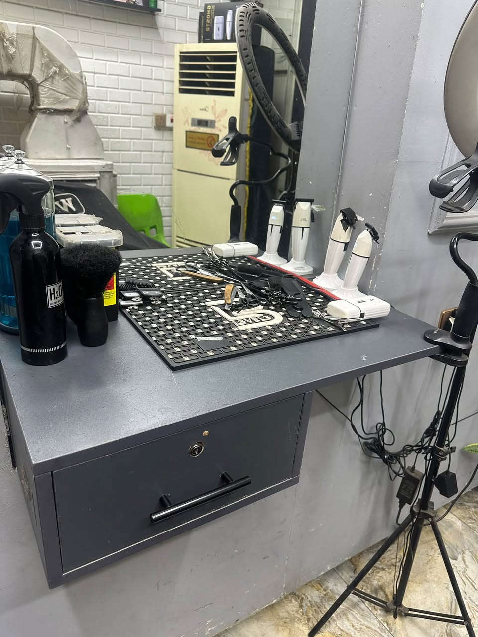 سلام عليكم غراض حلاقه للبيع 💈
ميز حلاقه عدد 4 
اناره  عدد 3 
قنفات حلاقه عدد 2 

***********☎️
