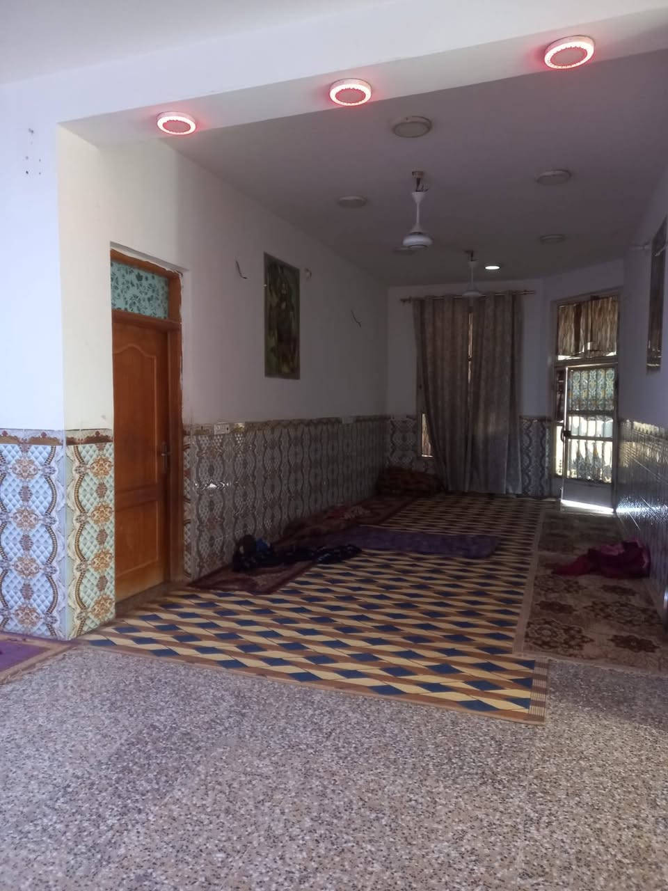 أرض زرعيه البيع المساحه ٢٠٠٠ متر وجهيته ٢٤ متر بيت جديد خدمات كامله بي عله طريق السنيه الدوانيه جهت الزوار عن الشارع العام ١٠٠ متر *********** غرفتين وصالتين وبراني وصحيات خارجيات وداخليات وكراج بي مساحه ترك
