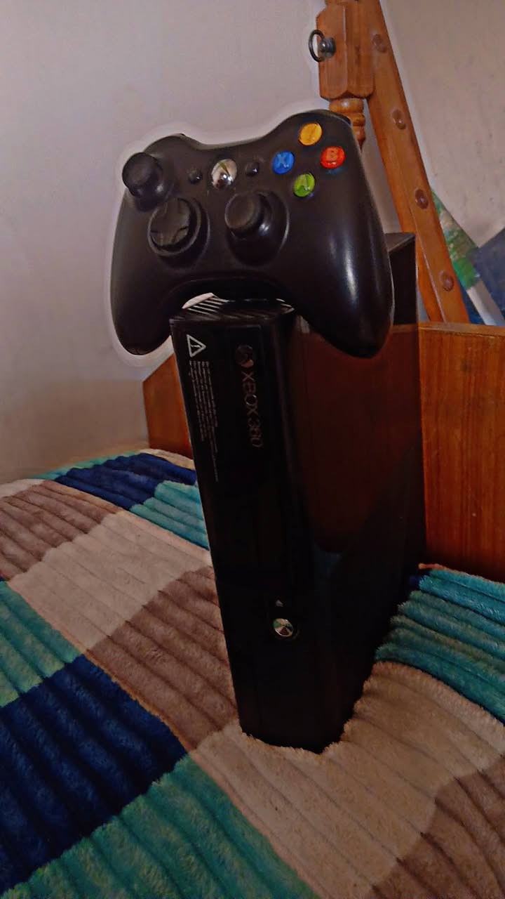 السلام عليكم Xbox Super Slim 360 جهاز نضيف استعمال قليل فقط مشكلتة يأخر بل تشغيل اما جهاز نضيف العاب قوية ملحقاتة جوستك و شاحنتها و المحولة مالتة بدون كارتونة المكان بغداد السعر ٧٥ وبي مجال حك جية رقم (***********)
