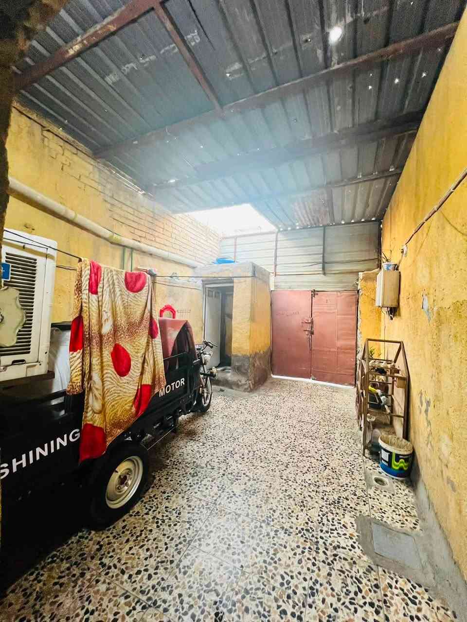 سلام عليكم 
 نص قطعة لبيع  بغداد مدينه الصدر قطاع ٧٥ ثاني بيت على الساحة قريب على شارع ٦٠مساحة ٧٢ متر شرك البيت عكاده كاعد بيهة مئجر تريد تبقيهة مئجره تريد فتره من زمن تغليهة من اليجار للاستفسار ***********
