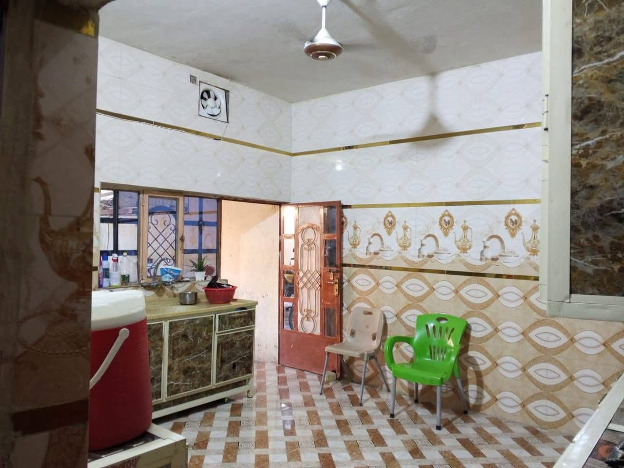 🏠دار للبيع مساحته 200متر  نظيف  يحتوي على غرفتين نوم وهول ومطبخ واستقبال وصحيات داخلية وخارجية وگراچ  كبير
🔳مبني من البلوك 
🔳السقف صب كونكريت 
🔳الارضية والجدران سيراميك 
🔳نوع العقار طابو زراعي 
🔳مرقم من قبل البلدية 
🔳قريب جداً من الشارع العام 
السعر//47 مليون وقابل للتفاوض 
عنوان كوت حي الحكيم الأولى شارع افران الهادي 
للاستفسار الاتصال 
***********
***********
***********
مكتب دلالية أهل الديرة للعقار 
عنوان المكتب كوت حي الحكيم الاولى مجاور شركة كالة المكتب الركن
