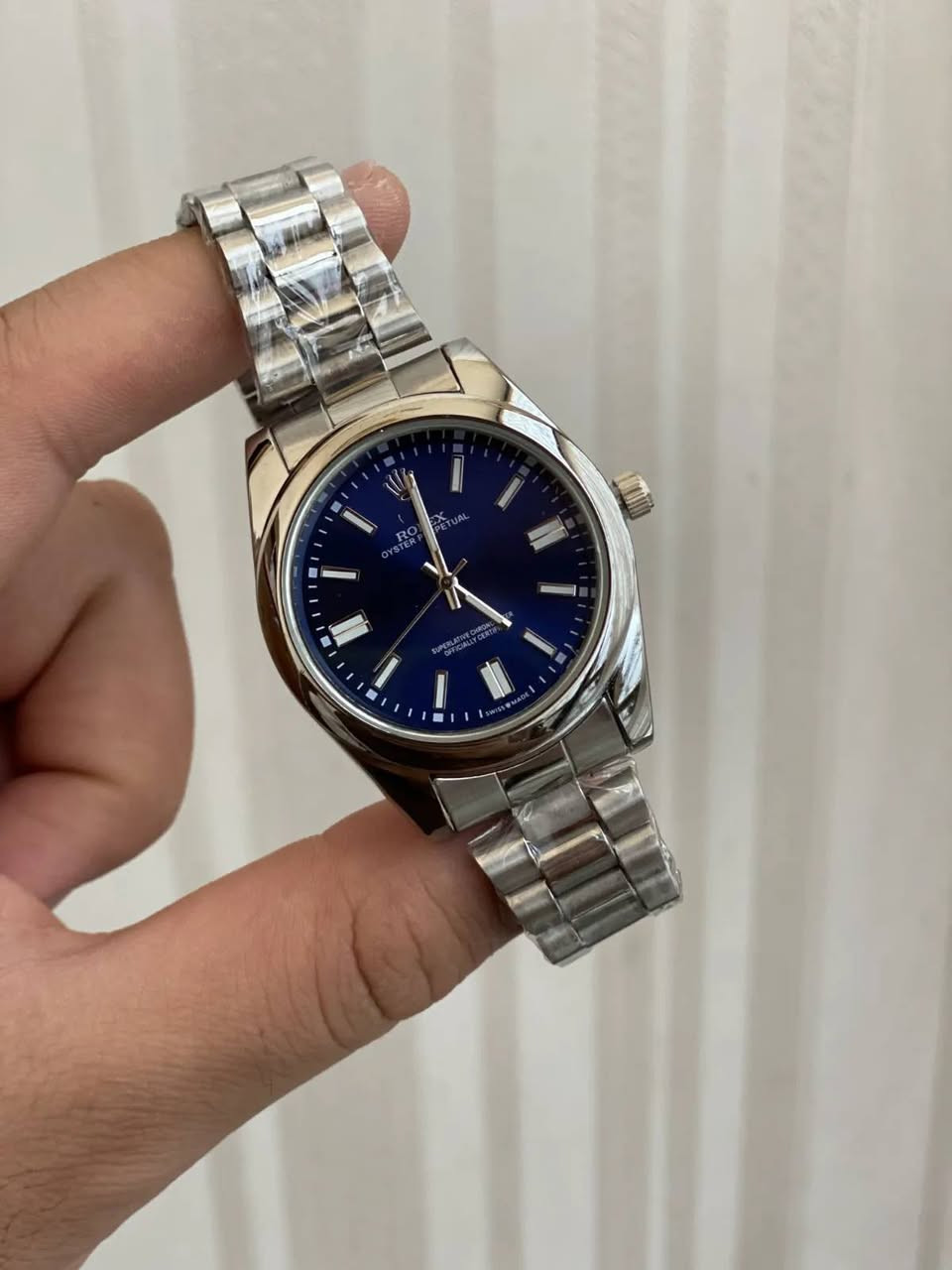 رولكس ROLEX كلاسيك
ساعة رجالية بتصميم كلاسيكي، وسوار معدني بلون فضي وإطار دائري ناعم. مينا بسيط بمؤشرات واضحة يكمّل الإطلالات اليومية والرسمية.
ألوان المينا المتوفرة: أزرق، أسود، فضي فاتح، وأخضر. لون السوار فضي في جميع الخيارات.
للطلب والاستفسار يرجى مراسلتنا واتساب ‏‪***********‬‏
