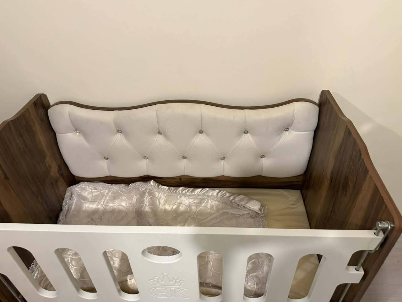 سرير طفل • نظيف • غصن الزيتون