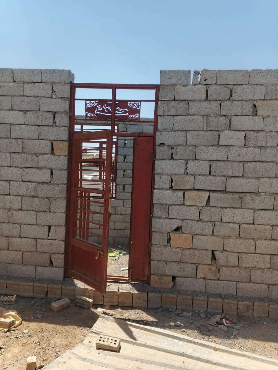 عندي بيت هيكل بدوانم الشمري بناء حديث قبل 4 اشهر مساحه 200 بلوعه صب غرفتين الاخيرات سقف سندويج جديد بيبان وشبابيك ارقه نوعيه وكله ملحق باب رئيسي كبير سلايد ديكور البنا بلوك البتلو طابوق وصب شريطي
استفسار *********** واتس اب
