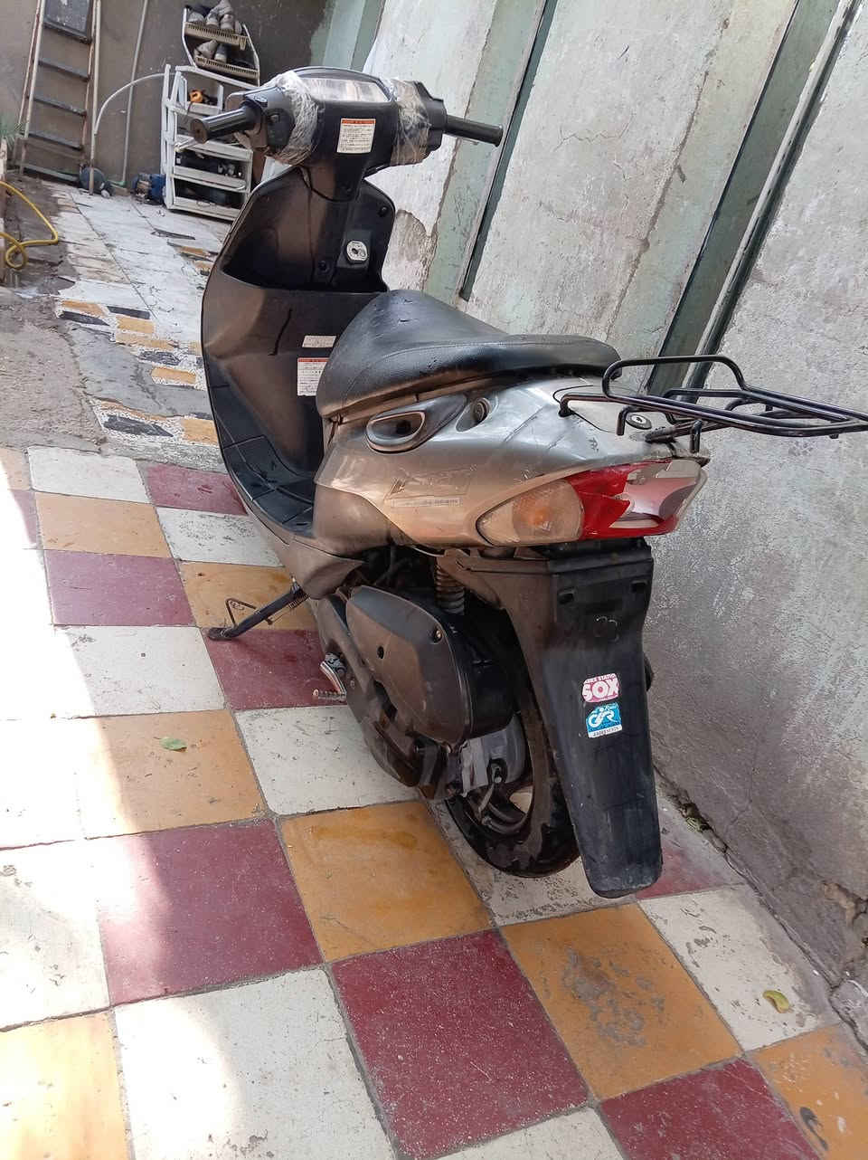 ذبانه ساسوكي  رصاصي أوراق
سعر ٣٠٠ وبيها مجال
***********
