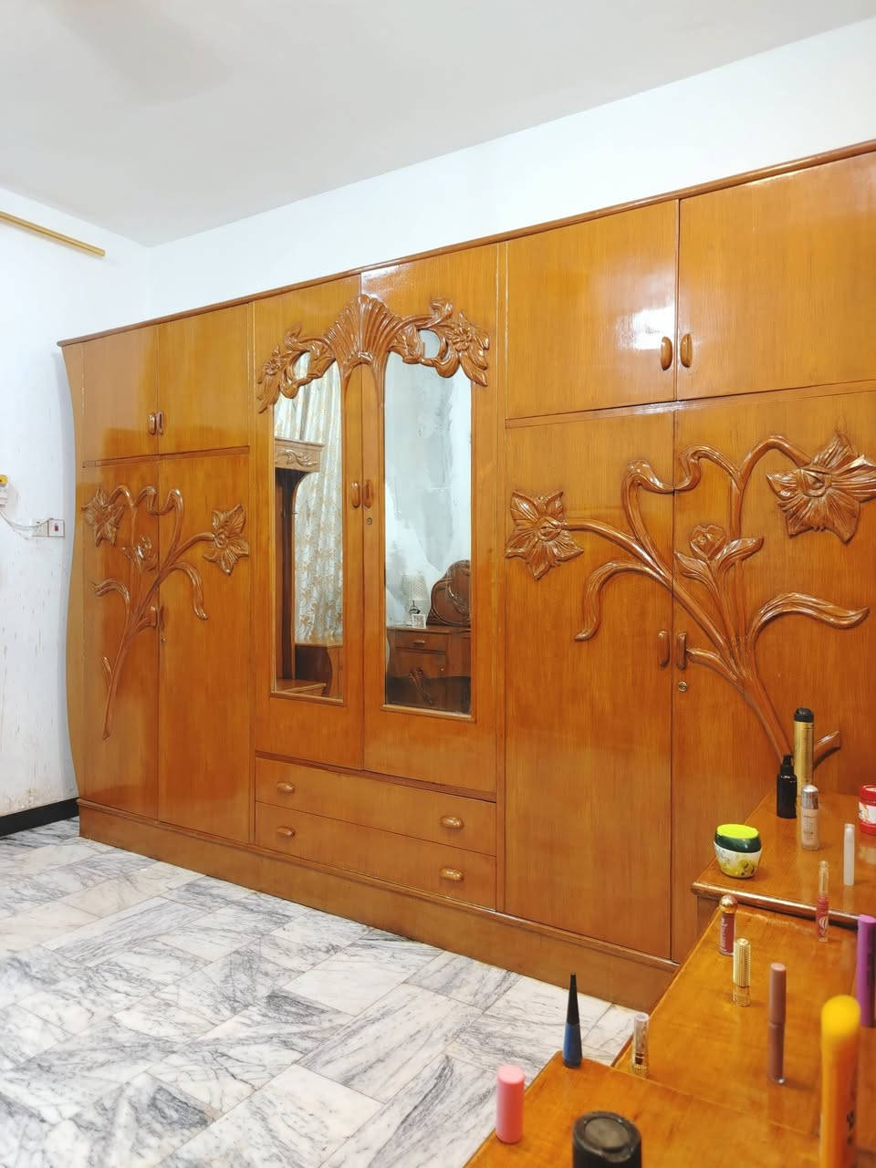 غرفة نوم تسكام صاج داخل وخارج شغل ثقيل ضهر جرجوبه خمسه ملم استعمال قليل مابيها اي ضرر مكاني حلة حي الجزائر ***********.   ***********
