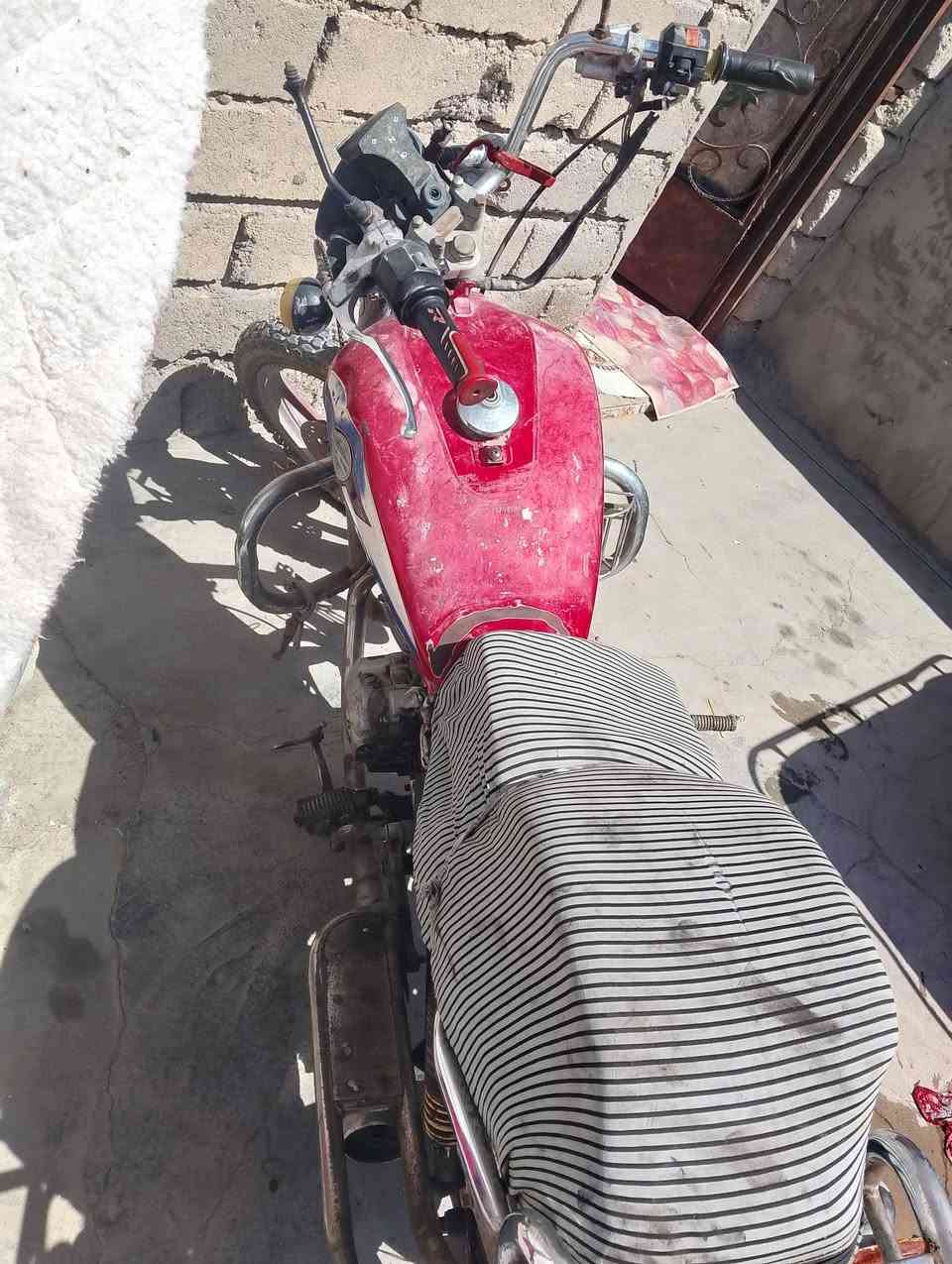 السلام عليكم دراجه للبيع سعر 150 مكان البصره الزبير قائمه شغاله كل شيء ما بيها دق هندر ادوات ***********
