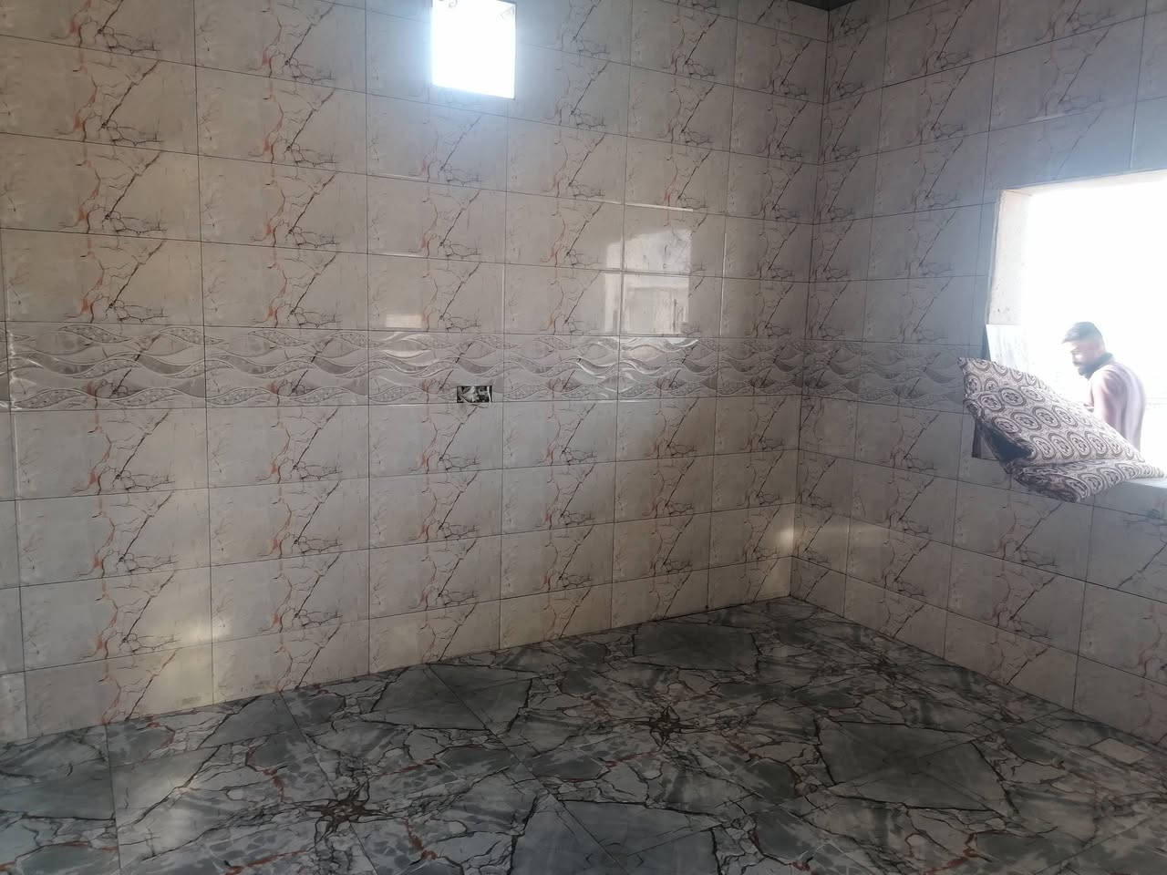 السلام عليكم الحمدلله الذي بنعمته تتم الصالحات
كادر سيراميك متفرق شغل نضيف درج أوله شرط شغل سريع ونضيف تصل *********** ودلل او راسل الحساب
